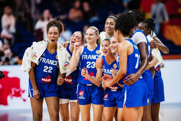 FIBA Women™s Basketball World Cup 2026: Ungarn vs. Frankreich, 04.09.2026 Frankreich gewinnt gegen Ungarn, hier klatschen feiern sie; Basketball, FIBA Womens Basketball World Cup 2026, Gruppenphase, Gruppe B, 1. Spieltag: Ungarn vs. Frankreich am 04.09.2026 in der Uber Arena, Berlin Copyright: xBEAUTIFULxSPORTS Tonhäuserx