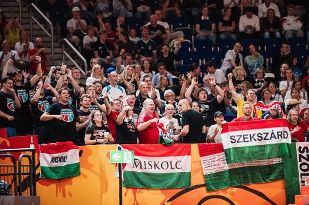 FIBA Women™s Basketball World Cup 2026: Ungarn vs. Frankreich, 04.09.2026 Die Ungarn Fans machen Stimmung; Basketball, FIBA Womens Basketball World Cup 2026, Gruppenphase, Gruppe B, 1. Spieltag: Ungarn vs. Frankreich am 04.09.2026 in der Uber Arena, Berlin Copyright: xBEAUTIFULxSPORTS Tonhäuserx