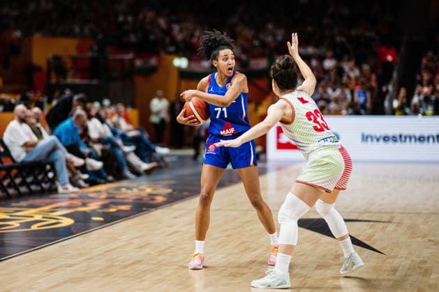 FIBA Women™s Basketball World Cup 2026: Ungarn vs. Frankreich, 04.09.2026 Leila Lacan (Frankreich, 71) am Ball, davor Panka Doel (Ungarn, 33); Basketball, FIBA Womens Basketball World Cup 2026, Gruppenphase, Gruppe B, 1. Spieltag: Ungarn vs. Frankreich am 04.09.2026 in der Uber Arena, Berlin Copyright: xBEAUTIFULxSPORTS Tonhäuserx