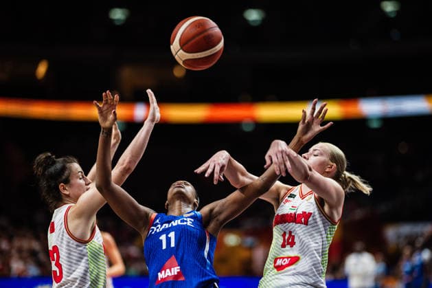 FIBA Women™s Basketball World Cup 2026: Ungarn vs. Frankreich, 04.09.2026 cgnes TÅ¡rÅ¡k (Ungarn, 13) und Dorka Juh¡sz (Ungarn, 14) kÅ mpfen mit Valeriane Ayayi (Frankreich, 11) um den Ball; Basketball, FIBA Womens Basketball World Cup 2026, Gruppenphase, Gruppe B, 1. Spieltag: Ungarn vs. Frankreich am 04.09.2026 in der Uber Arena, Berlin Copyright: xBEAUTIFULxSPORTS Tonhäuserx