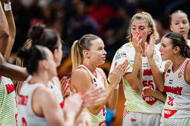 FIBA Women™s Basketball World Cup 2026: Ungarn vs. Frankreich, 04.09.2026 Ungarn klatscht zu ihren Fans; Basketball, FIBA Womens Basketball World Cup 2026, Gruppenphase, Gruppe B, 1. Spieltag: Ungarn vs. Frankreich am 04.09.2026 in der Uber Arena, Berlin Copyright: xBEAUTIFULxSPORTS Tonhäuserx