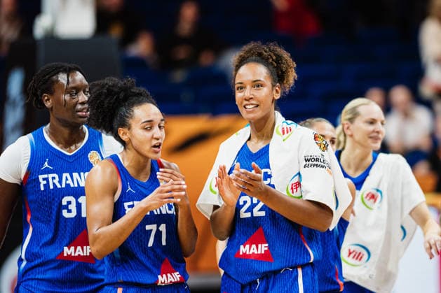 FIBA Women™s Basketball World Cup 2026: Ungarn vs. Frankreich, 04.09.2026 Frankreich gewinnt gegen Ungarn, hier klatschen sie in die HÅ nde, Marieme Badiane (Frankreich, 22); Basketball, FIBA Womens Basketball World Cup 2026, Gruppenphase, Gruppe B, 1. Spieltag: Ungarn vs. Frankreich am 04.09.2026 in der Uber Arena, Berlin Copyright: xBEAUTIFULxSPORTS Tonhäuserx