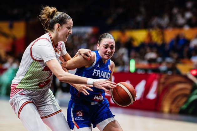 FIBA Women™s Basketball World Cup 2026: Ungarn vs. Frankreich, 04.09.2026 Pauline Astier (Frankreich, 98) gegen Vir¡g Tak¡cs-Kiss (Ungarn, 2); Basketball, FIBA Womens Basketball World Cup 2026, Gruppenphase, Gruppe B, 1. Spieltag: Ungarn vs. Frankreich am 04.09.2026 in der Uber Arena, Berlin Copyright: xBEAUTIFULxSPORTS Tonhäuserx