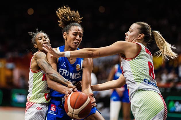 FIBA Women™s Basketball World Cup 2026: Ungarn vs. Frankreich, 04.09.2026 Marieme Badiane (Frankreich, 22) am Ball gegen Eszter R¡tkai (Ungarn, 8); Basketball, FIBA Womens Basketball World Cup 2026, Gruppenphase, Gruppe B, 1. Spieltag: Ungarn vs. Frankreich am 04.09.2026 in der Uber Arena, Berlin Copyright: xBEAUTIFULxSPORTS Tonhäuserx
