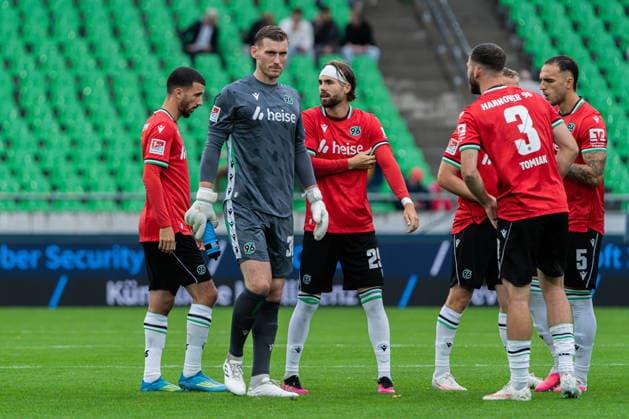Hannover, Deutschland 04. September 2026: 2. BL - 2026 2027 - Sp. 4 - Hannover 96 gegen Karlsruher SC Im Bild: v.li. Waniss Taibi (H96), Torwart Leo Weinkauf (H96), Kolja Nuno Oudenne (H96), Boris Tomiak (H96) und Virgil Ghita (H96) DFL DFB regulations prohibit any use of photographs as image sequences and or quasi-video Heinz von Heiden Arena Niedersachsen *** Hanover, Germany, September 4, 2026, 2nd Bundesliga 2026–2027, Matchday 4: Hannover 96 vs. Karlsruher SC. Pictured from left: Waniss Taibi (H96), goalkeeper Leo Weinkauf (H96), Kolja Nuno Oudenne (H96), Boris Tomiak (H96), and Virgil Ghita (H96). DFL and DFB regulations prohibit any use of photographs as image sequences and or quasi-video. Heinz von Heiden Arena, Lower Saxony Copyright: xFotostandx xKruczynskix