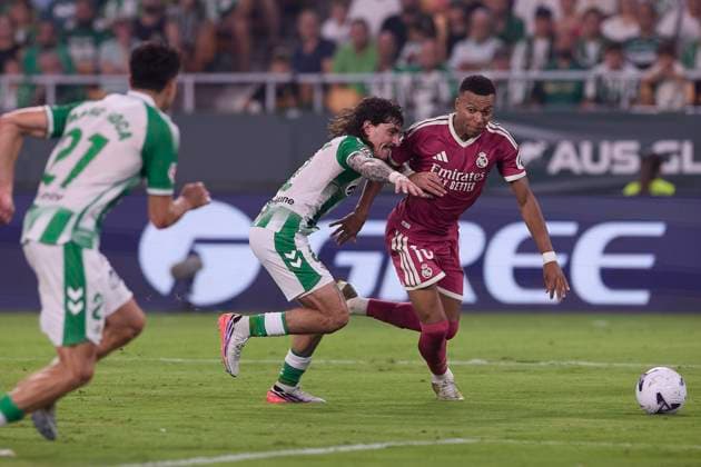 September 4, 2026, Seville, Spain: Hector Bellerin (Real Betis Balompie) and Kylian Mbappe (Real Madrid CF) are seen in action during the LaLiga EA SPORTS 2026 2027 match between Real Betis Balompie and Real Madrid CF.Final score: Real Betis Balompie 1-0 Real Madrid CF LaLiga EA SPORTS 2026 2027 - Real Betis Balompie And Real Madrid CF In Seville, Spain - 04 Sep 2026  - ZUMAs197 20260904_aaa_s197_466 Copyright: xFedericoxTitonex