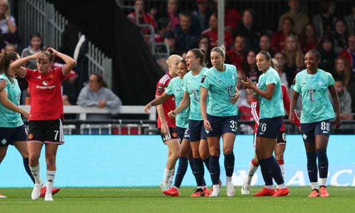 Women s Super League - London City Lionesses v Manchester United, ManU Women LONDON, ENGLAND, SEPTEMBER 4: GOAL 1-0, Alanna Kennedy of London City Lionesses goal celebration with Alexia Putellas & Rosa Kafaji of London City Lionesses after scoring to put London City Lionesses 1-0 ahead during the Women s Super League match between London City Lionesses v Manchester United Women at Copperjax Community Stadium, London, England, on September 4. (Photo by Daniel Weir) London Copperjax Community Stadium England Copyright: xDanielxWeir SportsxPressxPhotox Sportspressphoto_SPR223072