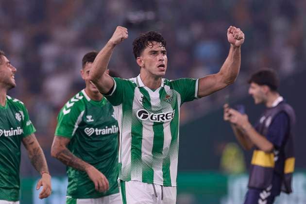 September 4, 2026, Seville, Spain: Marc Roca (Real Betis Balompie) celebrates the victory at the end of the LaLiga EA SPORTS 2026 2027 match between Real Betis Balompie and Real Madrid CF.Final score: Real Betis Balompie 1-0 Real Madrid CF LaLiga EA SPORTS 2026 2027 - Real Betis Balompie And Real Madrid CF In Seville, Spain - 04 Sep 2026  - ZUMAs197 20260904_aaa_s197_475 Copyright: xFedericoxTitonex