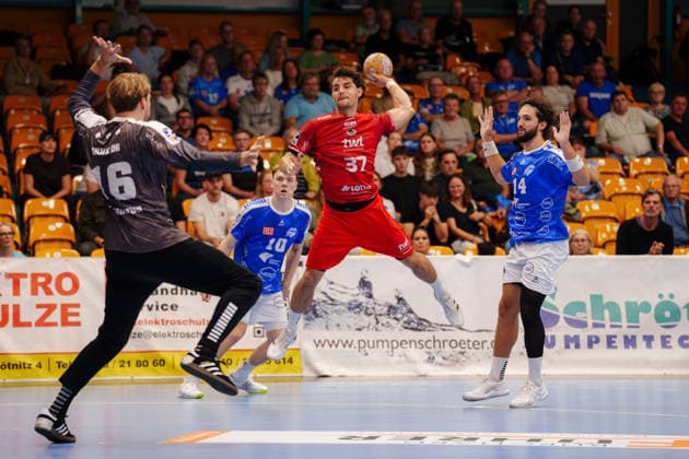 2. Handball-Bundesliga - 2. Spieltag: Dessau-Roßlauer HV 06 - Die Eulen Ludwigshafen Finn-Lukas Leun (Eulen Ludwigshafen, 37) beim Sprungwurf am 04.09.2026 in der Anhalt-Arena, Dessau-Roßlau (Sachsen-Anhalt) Dessau-Roßlau Anhalt-Arena Sachsen-Anhalt Deutschland