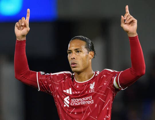 04 September 2026 - Ipswich Town v Liverpool - Premier League - Portman Road - Ipswich. Ipswich Town v Liverpool - Premier League - Portman Road - Ipswich. Liverpool s Virgil van Dijk celebrates victory at the final whistle. Picture : Mark Pain Ipswich England  Copyright: xMarkxPainx