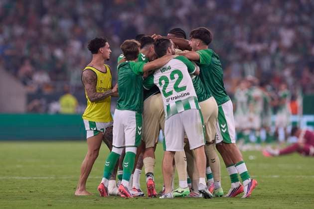 September 4, 2026, Seville, Spain: Players (Real Betis Balompie) celebrate the victory at the end of the LaLiga EA SPORTS 2026 2027 match between Real Betis Balompie and Real Madrid CF.Final score: Real Betis Balompie 1-0 Real Madrid CF Seville Spain - ZUMAs197 20260904_aaa_s197_484 Copyright: xFedericoxTitonex