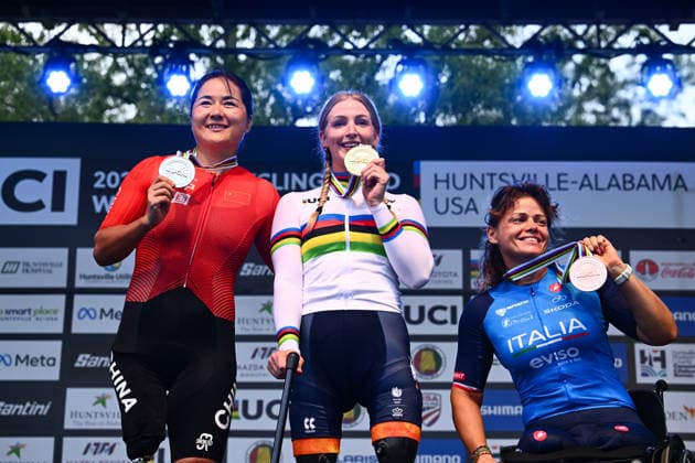2026 UCI Para-cycling Road World Championships Picture by Olly Hassell SWpix.com - 04 09 2026 - Cycling - 2026 UCI Para-cycling Road World Championships - Huntsville, Alabama, United States of America - Women H5 Individual Time Trial (ITT) podium - Chantal Haenen (Netherlands) wins the Gold Medal to become World Champion, Bianbian Sun (China) receiving the Silver Medal and Ana Maria Vitelaru (Italy) receiving the Bronze Medal Huntsville Cummings Research Park United States of America Copyright: x xSWpix.comx(t axPhotographyxHubxLtd)xOllyxHassell SWpix.comx SWP-3030-22371