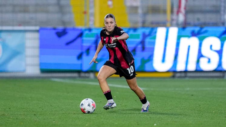 Estrella Merino Gonzalez (B04, 10), am Ball, Freisteller, Ganzkörper, Einzelbild, Einzelfoto, Aktion, Action, 04.09.2026, Sinsheim (Hoffenheim) (Deutschland), Fussball, Google Pixel Frauen-Bundesliga, TSG 1899 Hoffenheim - Bayer 04 Leverkusen, DFB DFL REGULATIONS PROHIBIT ANY USE OF PHOTOGRAPHS AS IMAGE SEQUENCES AND OR QUASI-VIDEO. *** Estrella Merino Gonzalez B04, 10, on the ball, cutout, full body, single frame, single photo, action, 04 09 2026, Sinsheim, Hoffenheim, Germany, soccer, Google Pixel Women s Bundesliga, TSG 1899 Hoffenheim vs. Bayer 04 Leverkusen, DFB and DFL regulations prohibit any use of photographs as image sequences and or quasi-video xozx
