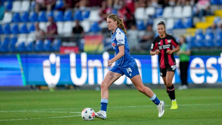Lisa Doorn (TSG, 14), am Ball, Freisteller, Ganzkörper, Einzelbild, Einzelfoto, Aktion, Action, 04.09.2026, Sinsheim (Hoffenheim) (Deutschland), Fussball, Google Pixel Frauen-Bundesliga, TSG 1899 Hoffenheim - Bayer 04 Leverkusen, DFB DFL REGULATIONS PROHIBIT ANY USE OF PHOTOGRAPHS AS IMAGE SEQUENCES AND OR QUASI-VIDEO. *** Lisa Doorn TSG, 14, with the ball, cutout, full-body, single frame, single photo, action, 04 09 2026, Sinsheim, Hoffenheim, Germany, soccer, Google Pixel Women’s Bundesliga, TSG 1899 Hoffenheim vs. Bayer 04 Leverkusen, DFB and DFL regulations prohibit any use of photographs as image sequences and or quasi-video xozx