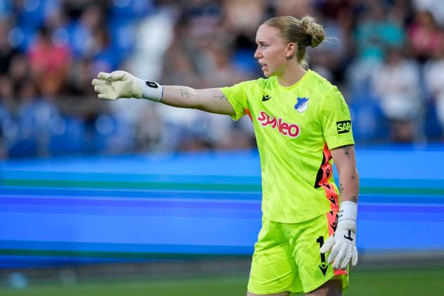 Laura Johanna Dick (Torwart, Torhüterin, TSG, 1), gibt Anweisungen, gestikuliert, mit den Armen gestikulieren, Einzelbild, Einzelfoto, Aktion, Action, 04.09.2026, Sinsheim (Hoffenheim) (Deutschland), Fussball, Google Pixel Frauen-Bundesliga, TSG 1899 Hoffenheim - Bayer 04 Leverkusen, DFB DFL REGULATIONS PROHIBIT ANY USE OF PHOTOGRAPHS AS IMAGE SEQUENCES AND OR QUASI-VIDEO. *** Laura Johanna Dick, goalkeeper, TSG, 1, giving instructions, gesturing with her arms, single frame, single photo, action, 04 09 2026, Sinsheim, Hoffenheim, Germany, soccer, Google Pixel Women’s Bundesliga, TSG 1899 Hoffenheim vs. Bayer 04 Leverkusen, DFB and DFL regulations prohibit any use of photographs as image sequences and or quasi-video xozx