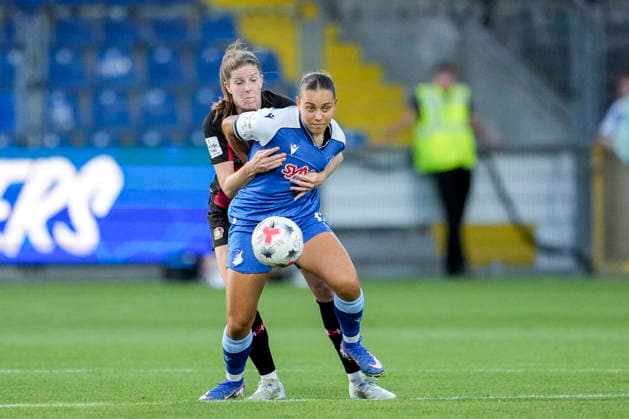 v.li.: Lilla Turanyi (B04, 24), Linda Natter (TSG, 11), Zweikampf, Spielszene, Duell, duel, tackle, tackling, Dynamik, Action, Aktion, 04.09.2026, Sinsheim (Hoffenheim) (Deutschland), Fussball, Google Pixel Frauen-Bundesliga, TSG 1899 Hoffenheim - Bayer 04 Leverkusen, DFB DFL REGULATIONS PROHIBIT ANY USE OF PHOTOGRAPHS AS IMAGE SEQUENCES AND OR QUASI-VIDEO. *** v li Lilla Turanyi B04, 24, Linda Natter TSG, 11, tackle, game scene, duel, tackle, tackling, dynamism, action, 04 09 2026, Sinsheim, Hoffenheim, Germany, soccer, Google Pixel Women’s Bundesliga, TSG 1899 Hoffenheim vs. Bayer 04 Leverkusen, DFB and DFL regulations prohibit any use of photographs as image sequences and or quasi-video xozx