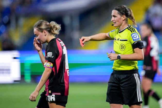 v.li.: Sofie Lena Zdebel (B04, 16) sieht von Naemi Breier (Schiedsrichterin) die Gelb-Rote Karte, Platzverweis, Hinausstellung, Feldverweis, second yellow card, Highlight, Action, Aktion, Spielszene, 04.09.2026, Sinsheim (Hoffenheim) (Deutschland), Fussball, Google Pixel Frauen-Bundesliga, TSG 1899 Hoffenheim - Bayer 04 Leverkusen, DFB DFL REGULATIONS PROHIBIT ANY USE OF PHOTOGRAPHS AS IMAGE SEQUENCES AND OR QUASI-VIDEO. *** From left: Sofie Lena Zdebel (B04), 16, is shown the yellow-red card by referee Naemi Breier; ejection, sending off, second yellow card, highlight, action, play, 04 09 2026, Sinsheim, Hoffenheim, Germany, soccer, Google Pixel Women’s Bundesliga, TSG 1899 Hoffenheim vs. Bayer 04 Leverkusen, DFB and DFL regulations prohibit any use of photographs as image sequences and or quasi-video xozx