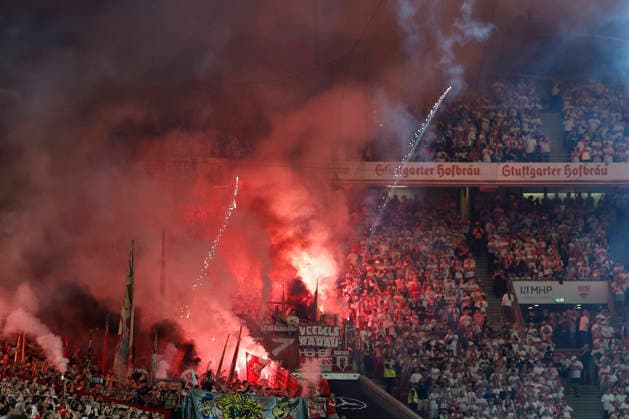 v.l.n.r.: Pyro, Pyrotechnik, Rauchtöpfe, Bengalos, Feuerwerkskoerper, Pyrotechnics, smoke pots, flares, fireworks im Kölner Blog, im Bundesliga-Spiel zwischen dem VfB Stuttgart und dem 1. FC Köln in der MHP Arena, Stuttgart, Deutschland, am 4. September 2026. in action during the Bundesliga match between VfB Stuttgart and 1. FC Köln at the MHP Arena, Stuttgart, Germany, on September 4, 2026. DFB DFL REGULATIONS PROHIBIT ANY USE OF PHOTOGRAPHS AS IMAGE SEQUENCES AND OR QUASI-VIDEO, *** From left to right: Pyro, pyrotechnics, smoke pots, flares, fireworks on the Cologne blog, during the Bundesliga match between VfB Stuttgart and 1 FC Köln at the MHP Arena, Stuttgart, Germany, on September 4, 2026, in action during the Bundesliga match between VfB Stuttgart and 1 FC Köln at the MHP Arena, Stuttgart, Germany, on September 4, 2026. DFB and DFL regulations prohibit any use of photographs as image sequences and or quasi-video. Copyright: HMBxMedia xHeikoxBecker