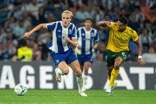 PORTO, PORTUGAL - SEPTEMBER 6: Victor Froholdt of FC Porto and Guilherme Liberato of Moreirense FC challenges for the ball during the Liga Portugal Betclic 2026 27 match between FC Porto and Moreirense FC at Estadio do Dragao on September 6, 2026 in Porto, Portugal (Photo by Pedro Loureiro Sports Press Photo SPP) Copyright: xSportsxPressxPhotox Sportspressphoto_SPR223246