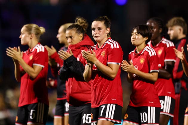London City Lionesses v Manchester United, ManU 04 September 2026, London - Women s Super League - London City Lionesses v Manchester United - Ella Toone of Manchester United applauds the fans alongside her team mates - Photo: Jacques Feeney Offside. London UK Copyright: xJacquesxFeeneyx xOffsidexOffside