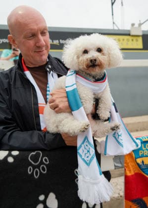London City Lionesses v Manchester United, ManU 04 September 2026, London - Women s Super League - London City Lionesses v Manchester United - A man holds his dog with a London City Lionesses scarf round its neck - Photo: Jacques Feeney Offside. London UK Copyright: xJacquesxFeeneyx xOffsidexOffside