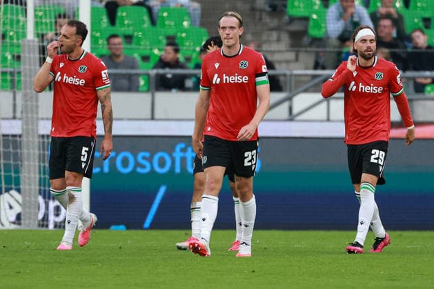2. Bundesliga - Hannover 96 - Karlsruher SC am 04.09.2026 in der Heinz von Heiden Arena in Hannover Enttäuschte Hannoveraner, hier mit Virgil Ghita (Hannover 5) , Stefan Teitur Thordarson (Hannover 23) , Kolja Nuno Oudenne (Hannover 29) *** 2. Bundesliga: Hannover 96 vs. Karlsruher SC on September 4, 2026, at the Heinz von Heiden Arena in Hannover. Disappointed Hannover fans, pictured here with Virgil Ghita (Hannover 5), Stefan Teitur Thordarson (Hannover 23), and Kolja Nuno Oudenne (Hannover 29) MH