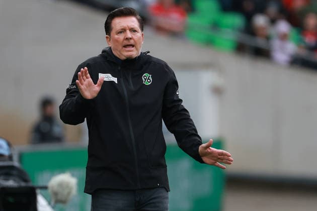 2. Bundesliga - Hannover 96 - Karlsruher SC am 04.09.2026 in der Heinz von Heiden Arena in Hannover Trainer Christian Titz (Hannover) gestikuliert *** 2. Bundesliga: Hannover 96 vs. Karlsruher SC on September 4, 2026, at the Heinz von Heiden Arena in Hannover; Coach Christian Titz of Hannover gestures MH