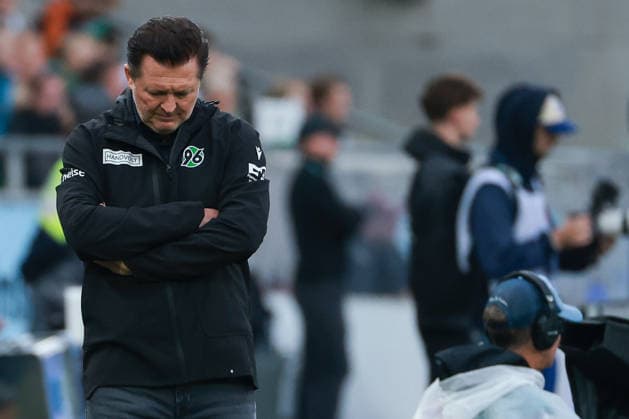 2. Bundesliga - Hannover 96 - Karlsruher SC am 04.09.2026 in der Heinz von Heiden Arena in Hannover Trainer Christian Titz (Hannover) unzufrieden, enttäuscht, enttaeuscht, niedergeschlagen *** 2. Bundesliga: Hannover 96 vs. Karlsruher SC on September 4, 2026, at the Heinz von Heiden Arena in Hannover; Coach Christian Titz; Hannover: dissatisfied, disappointed, disheartened, dejected MH