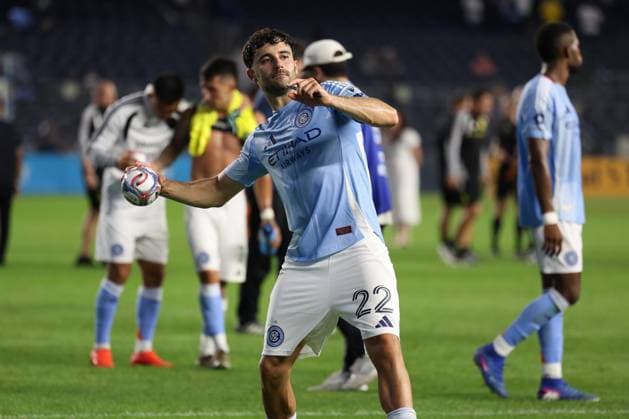 September 4, 2026, Bronx, New York, USA: KEVIN O TOOLE (22) of New York City FC interacts with supporters by throwing a mini ball after the match between New York City FC and Nashville SC at Yankee Stadium in Bronx, New York, USA. Soccer 2026: New York City FC Vs. Nashville SC  - ZUMAc295 20260904_zsp_c295_013 Copyright: xJosexContrerasx