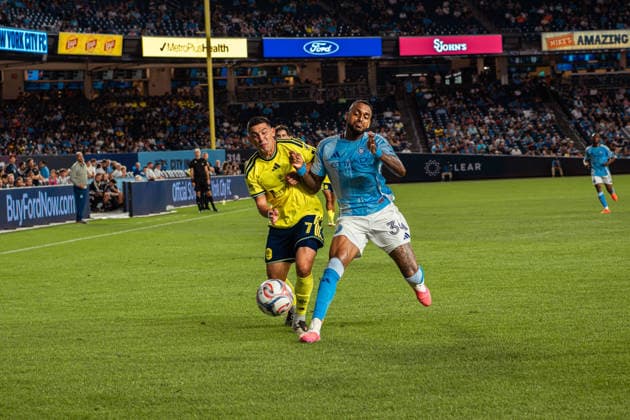 September 4, 2026, Bronx, New York, USA: RAUL GUSTAVO (34) of New York City FC battles for possession with CRISTIAN ESPINOZA (7) of Nashville SC during a Major League Soccer match. Bronx USA - ZUMAp306 20260904_znp_p306_004 Copyright: xOmarxPerezxLopezx