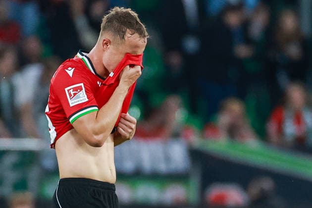 2. Bundesliga - Hannover 96 - Karlsruher SC am 04.09.2026 in der Heinz von Heiden Arena in Hannover Maurice Neubauer (Hannover 33) unzufrieden, enttäuscht, enttaeuscht, niedergeschlagen *** 2. Bundesliga: Hannover 96 vs. Karlsruher SC on September 4, 2026, at the Heinz von Heiden Arena in Hannover; Maurice Neubauer (Hannover), age 33: dissatisfied, disappointed, disheartened, dejected MH