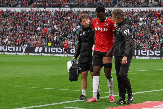 2. Bundesliga - Hannover 96 - Karlsruher SC am 04.09.2026 in der Heinz von Heiden Arena in Hannover Mustapha Bundu Shong Hames (Hannover 7) wird verletzt ausgewechselt *** 2. Bundesliga: Hannover 96 vs. Karlsruher SC on September 4, 2026, at the Heinz von Heiden Arena in Hannover. Mustapha Bundu Shong Hames (Hannover 7) is substituted due to injury. MH