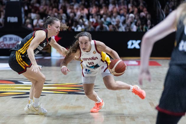 FIBA Women s World Cup First Round: Spain-Germany in Berlin, Germany - 4 Sept 2026 Alicia Florez of Spain (R) and Britta Daub (L) of Germany seen in action during the first round of the 2026 FIBA Women s World Cup between Germany and Spain at Uber Arena. Final score; Spain 83:53 Germany. Berlin Germany Copyright: xNicholasxMullerx xSOPAxImagesx FIBAWWCGERSPAIN(14)