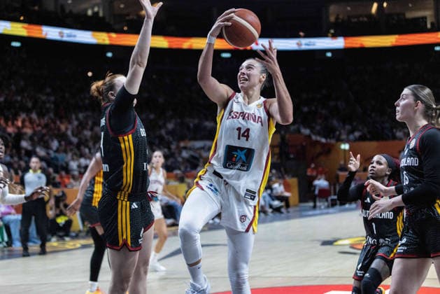 September 4, 2026, Berlin, Germany: Raquel Carrera of Spain (R) and Lina Sontag (L) of Germany seen in action during the first round of the 2026 FIBA Women s World Cup between Germany and Spain at Uber Arena. Final score; Spain 83:53 Germany. FIBA Women s World Cup First Round: Spain-Germany In Berlin, Germany - 4 Sept 2026  - ZUMAs197 20260904_aaa_s197_539 Copyright: xNicholasxMullerx