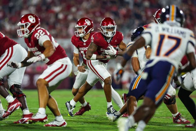 NORMAN, OK - SEPTEMBER 04: Oklahoma Sooner running back Xavier Robinson (21) receives a hand off during the college football game between the Oklahoma Sooners and the UTEP Miners on September 04, 2026 at Gaylord Family Oklahoma Memorial Stadium in Norman, OK. (Photo by Chad Hamilton Icon Sportswire) COLLEGE FOOTBALL: SEP 04 UTEP at Oklahoma EDITORIAL USE ONLY Icon260903161