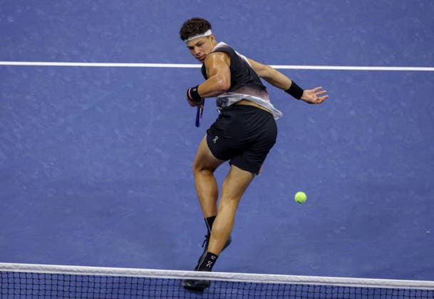 US Open tennis tournament - Day 6 Ben Shelton of the USA in action against Denis Shapovalov of Canada during their Men s Singles third round match at the US Open Tennis Championships in the USTA Billie Jean King National Tennis Center in Flushing Meadows, New York, USA, 04 September 2026. The 2026 US Open tennis tournament runs from 23 August to 13 September. FLUSHING MEADOWS NEW YORK United States  Copyright: xBRIANxHIRSCHFELDx