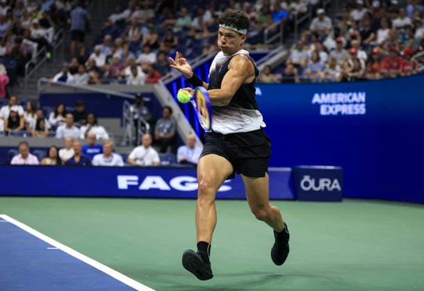 US Open tennis tournament - Day 6 Ben Shelton of the USA in action against Denis Shapovalov of Canada during their Men s Singles third round match at the US Open Tennis Championships in the USTA Billie Jean King National Tennis Center in Flushing Meadows, New York, USA, 04 September 2026. The 2026 US Open tennis tournament runs from 23 August to 13 September. FLUSHING MEADOWS NEW YORK United States  Copyright: xCRISTOBALxHERRERA-ULASHKEVICHx