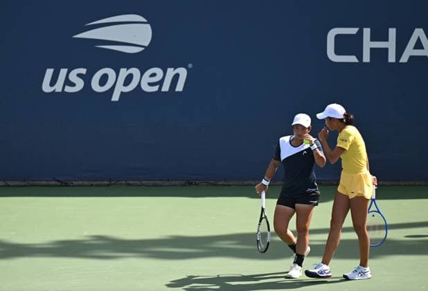 (260905) -- NEW YORK, Sept. 5, 2026 -- Zhang Shuai (R) Jiang Xinyu communicate during the women s doubles first round match between Zhang Shuai Jiang Xinyu (China) and Sofia Kenin (United States) Anastasia Potapova (Austria) at the 2026 US Open tennis championships in New York, the United States, Sept. 4, 2026. ) (SP)U.S.-NEW YORK-TENNIS-US OPEN-WOMEN S DOUBLES LixRui 