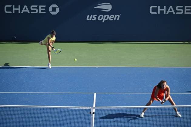 (260905) -- NEW YORK, Sept. 5, 2026 -- Yang Zhaoxuan (R) Eudice Chong compete during the women s doubles first round match between Yang Zhaoxuan (China) Eudice Chong (China s Hong Kong) and Daria Kasatkina (Australia) Yuliia Staus rodubtseva (Ukraine) at the 2026 US Open tennis championships in New York, the United States, Sept. 4, 2026. ) (SP)U.S.-NEW YORK-TENNIS-US OPEN-WOMEN S DOUBLES LixRui 