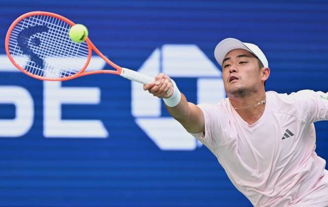 (260905) -- NEW YORK, Sept. 5, 2026 -- Wu Yibing of China returns the ball during the men s singles third round match against Carlos Alcaraz of Spain at the 2026 US Open tennis championships in New York, the United States, Sept. 4, 2026. ) (SP)U.S.-NEW YORK-TENNIS-US OPEN-MEN S SINGLES LixRui 