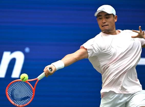 (260905) -- NEW YORK, Sept. 5, 2026 -- Wu Yibing of China returns the ball during the men s singles third round match against Carlos Alcaraz of Spain at the 2026 US Open tennis championships in New York, the United States, Sept. 4, 2026. ) (SP)U.S.-NEW YORK-TENNIS-US OPEN-MEN S SINGLES LixRui 