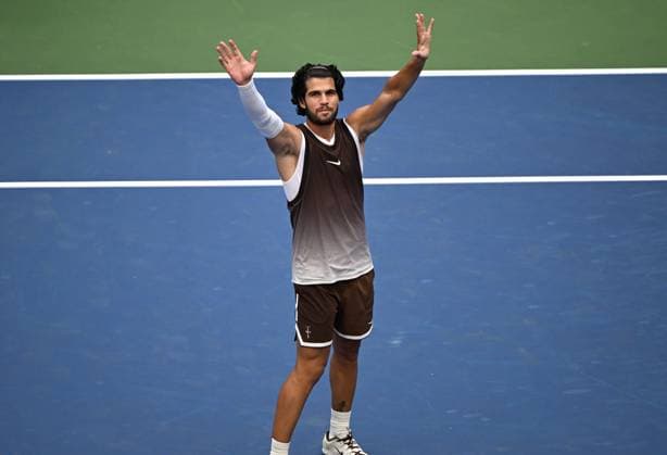 (260905) -- NEW YORK, Sept. 5, 2026 -- Carlos Alcaraz of Spain celebrates after winning the men s singles third round match against Wu Yibing of China at the 2026 US Open tennis championships in New York, the United States, Sept. 4, 2026. ) (SP)U.S.-NEW YORK-TENNIS-US OPEN-MEN S SINGLES LixRui 