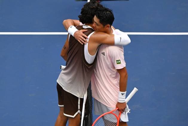 (260905) -- NEW YORK, Sept. 5, 2026 -- Carlos Alcaraz (L) of Spain and Wu Yibing of China hug after their men s singles third round match at the 2026 US Open tennis championships in New York, the United States, Sept. 4, 2026. ) (SP)U.S.-NEW YORK-TENNIS-US OPEN-MEN S SINGLES LixRui 