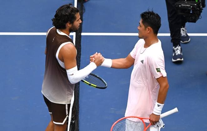 (260905) -- NEW YORK, Sept. 5, 2026 -- Carlos Alcaraz (L) of Spain and Wu Yibing of China shake hands after their men s singles third round match at the 2026 US Open tennis championships in New York, the United States, Sept. 4, 2026. ) (SP)U.S.-NEW YORK-TENNIS-US OPEN-MEN S SINGLES LixRui 
