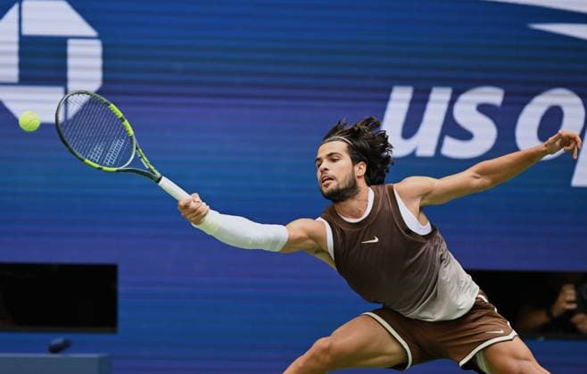 (260905) -- NEW YORK, Sept. 5, 2026 -- Carlos Alcaraz of Spain returns the ball during the men s singles third round match against Wu Yibing of China at the 2026 US Open tennis championships in New York, the United States, Sept. 4, 2026. ) (SP)U.S.-NEW YORK-TENNIS-US OPEN-MEN S SINGLES LixRui 