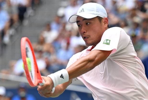 (260905) -- NEW YORK, Sept. 5, 2026 -- Wu Yibing of China returns the ball during the men s singles third round match against Carlos Alcaraz of Spain at the 2026 US Open tennis championships in New York, the United States, Sept. 4, 2026. ) (SP)U.S.-NEW YORK-TENNIS-US OPEN-MEN S SINGLES LixRui 