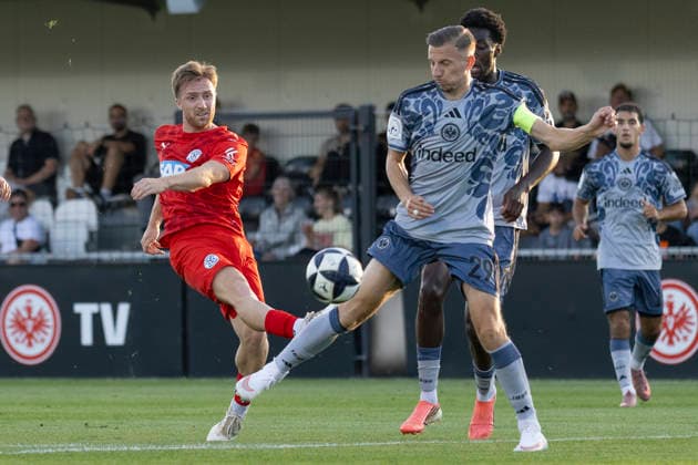 Regionalliga Südwest: Eintracht Frankfurt II - FC-Astoria Walldorf, 04.09.2026 Lennart Grimmer (FC-Astoria Walldorf 8) schießt den Ball aufs Tor und Nico Ochojski (Eintracht Frankfurt II 29), Eintracht Frankfurt II - FC-Astoria Walldorf, Dreieich, Maxworx Sportpark, 4.9.2026 Copyright: xBEAUTIFULxSPORTS Gawlikx