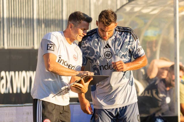 Regionalliga Südwest: Eintracht Frankfurt II - FC-Astoria Walldorf, 04.09.2026 Patrick Glöckner (Trainer Eintracht Frankfurt II) und Lukas Sonnenwald (Eintracht Frankfurt II 9), Eintracht Frankfurt II - FC-Astoria Walldorf, Dreieich, Maxworx Sportpark, 4.9.2026 Copyright: xBEAUTIFULxSPORTS Gawlikx