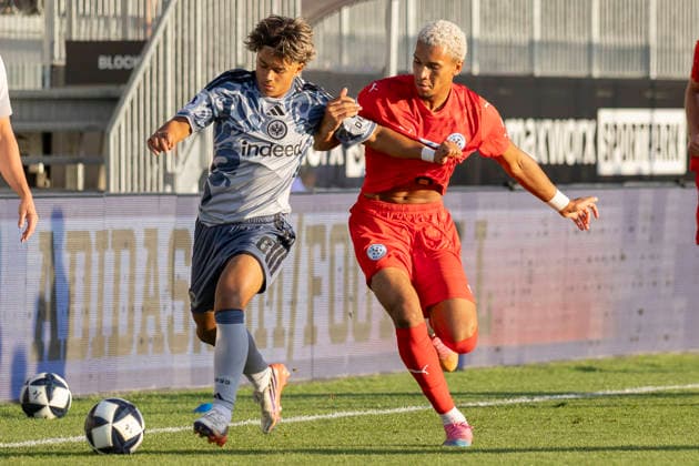 Regionalliga Südwest: Eintracht Frankfurt II - FC-Astoria Walldorf, 04.09.2026 Marvin Dills (Eintracht Frankfurt II 8) und Kenny Freßle Fressle (FC-Astoria Walldorf 40) im Zweikampf um den Ball, Eintracht Frankfurt II - FC-Astoria Walldorf, Dreieich, Maxworx Sportpark, 4.9.2026 Copyright: xBEAUTIFULxSPORTS Gawlikx