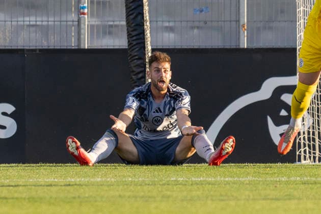 Regionalliga Südwest: Eintracht Frankfurt II - FC-Astoria Walldorf, 04.09.2026 Paul Wünsch (Eintracht Frankfurt II 17) sitzt auf dem oden und regt sich auf, Eintracht Frankfurt II - FC-Astoria Walldorf, Dreieich, Maxworx Sportpark, 4.9.2026 Copyright: xBEAUTIFULxSPORTS Gawlikx